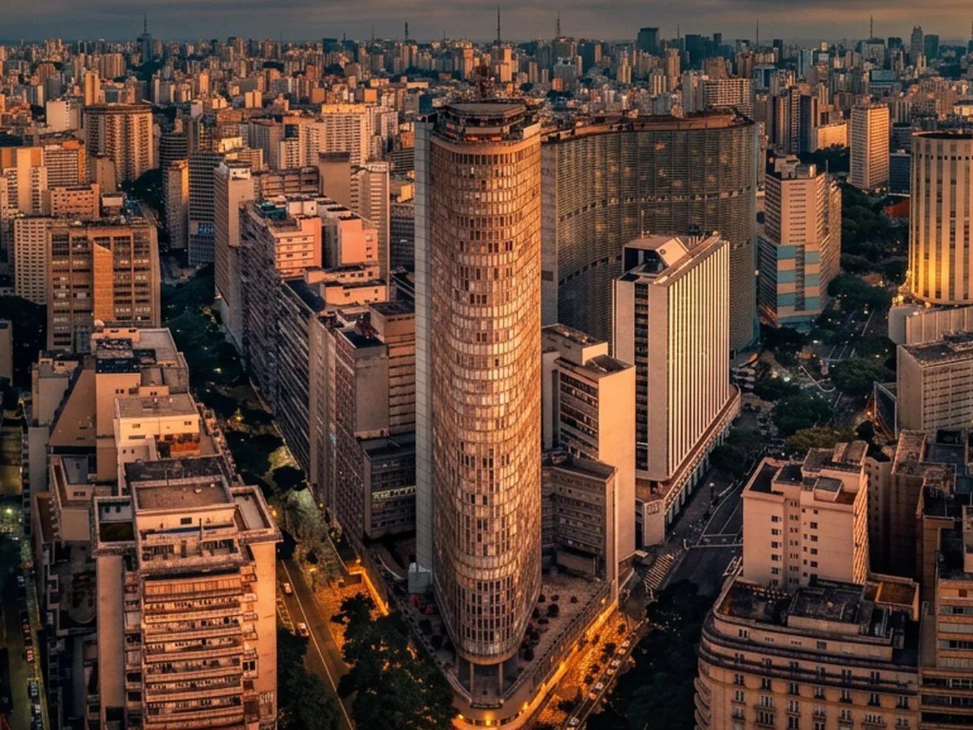 Edifício Itália visto do alto, no centro de São Paulo, ao entardecer